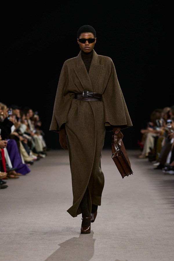 コート S Max Mara FW25 S Max Mara Coats (2529016061600 80700045) Untamed Heroine: Fall-Winter 2025 Fashion Show | Max Mara